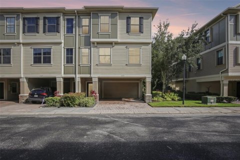 Townhouse in Tampa, Florida 3 bedrooms, 226.77 sq.m. № 2366883
