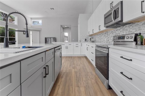 House in Boca Raton, Florida 3 bedrooms, 214.05 sq.m. № 2031124 - photo 5