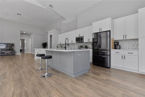 House in Boca Raton, Florida 3 bedrooms, 214.05 sq.m. № 2031124 - photo 6