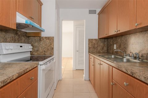 Condo in Miami, Florida, 2 bedrooms  № 2036460 - photo 8