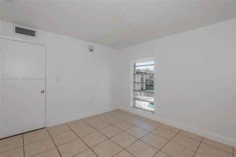 Condo in Miami, Florida, 2 bedrooms  № 2036460 - photo 13