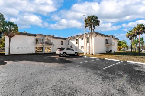 Condo in Miami, Florida, 2 bedrooms  № 2036460 - photo 2