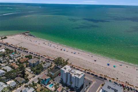 Condo in Saint Pete Beach, Florida, 2 bedrooms  № 1872916 - photo 1