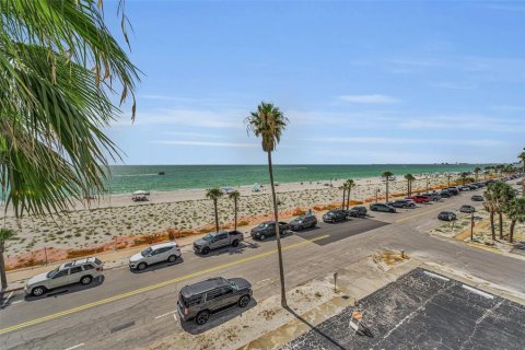 Condo in Saint Pete Beach, Florida, 2 bedrooms  № 1872916 - photo 20