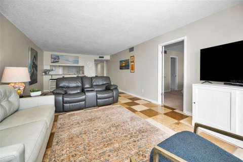Condo in Saint Pete Beach, Florida, 2 bedrooms  № 1872916 - photo 26