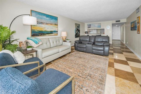 Condo in Saint Pete Beach, Florida, 2 bedrooms  № 1872916 - photo 27