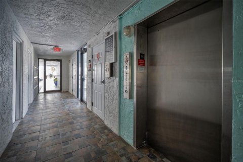 Condo in Saint Pete Beach, Florida, 2 bedrooms  № 1872916 - photo 8