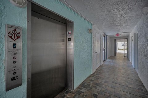 Condo in Saint Pete Beach, Florida, 2 bedrooms  № 1872916 - photo 9