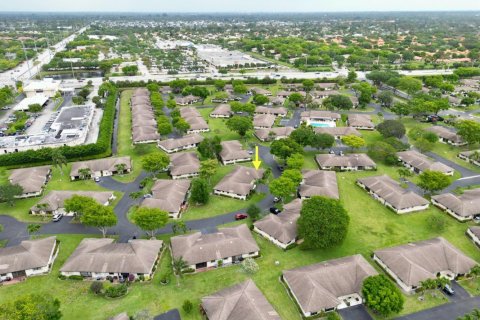 House in Boynton Beach, Florida 2 bedrooms, 130.06 sq.m. № 1079175 - photo 1