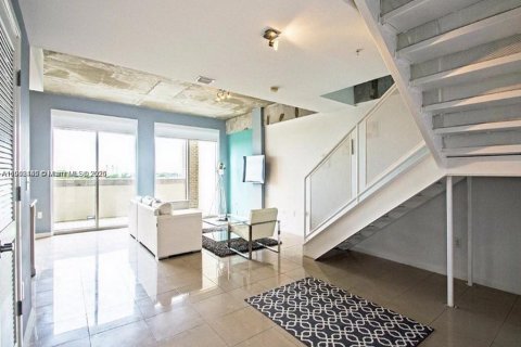 Condo in Miami, Florida, 2 bedrooms  № 2012814 - photo 5