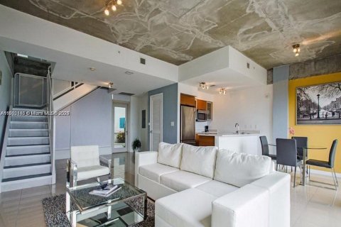 Condo in Miami, Florida, 2 bedrooms  № 2012814 - photo 2