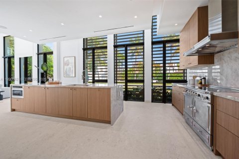 House in Coral Gables, Florida 6 bedrooms, 476.5 sq.m. № 2069554 - photo 17