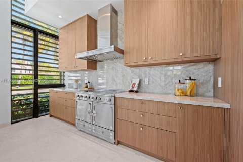 House in Coral Gables, Florida 6 bedrooms, 476.5 sq.m. № 2069554 - photo 15
