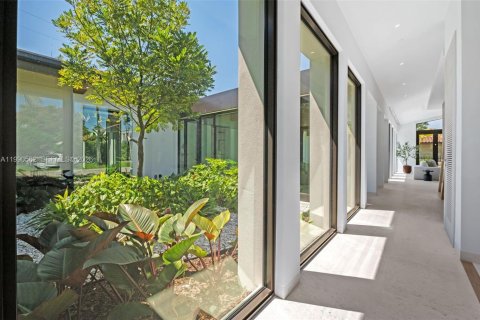 House in Coral Gables, Florida 6 bedrooms, 476.5 sq.m. № 2069554 - photo 8