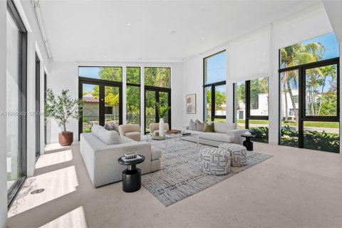 House in Coral Gables, Florida 6 bedrooms, 476.5 sq.m. № 2069554 - photo 9