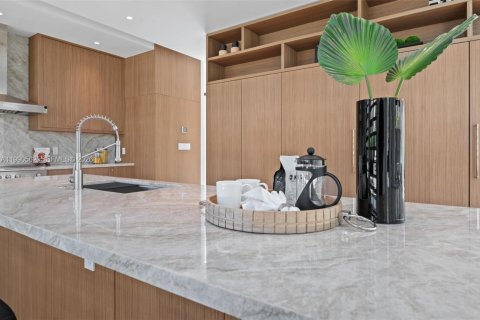 House in Coral Gables, Florida 6 bedrooms, 476.5 sq.m. № 2069554 - photo 18