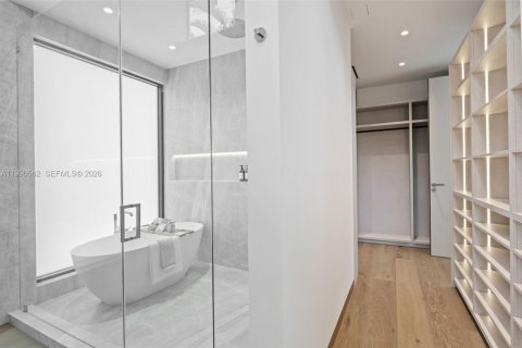 House in Coral Gables, Florida 6 bedrooms, 476.5 sq.m. № 2069554 - photo 23