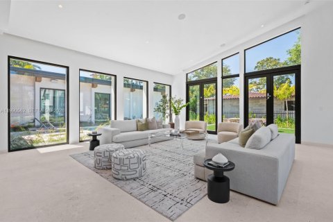 House in Coral Gables, Florida 6 bedrooms, 476.5 sq.m. № 2069554 - photo 10