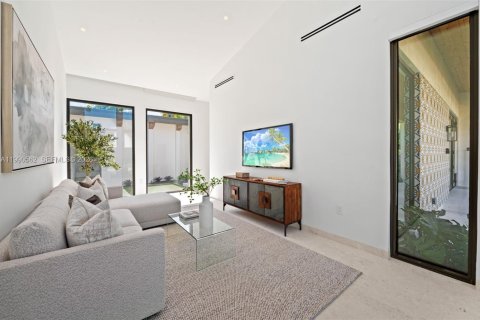 House in Coral Gables, Florida 6 bedrooms, 476.5 sq.m. № 2069554 - photo 7