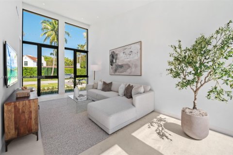 House in Coral Gables, Florida 6 bedrooms, 476.5 sq.m. № 2069554 - photo 6