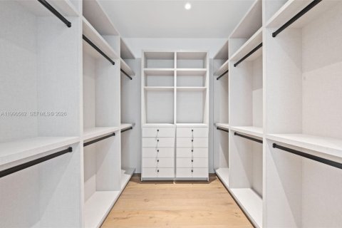 House in Coral Gables, Florida 6 bedrooms, 476.5 sq.m. № 2069554 - photo 24