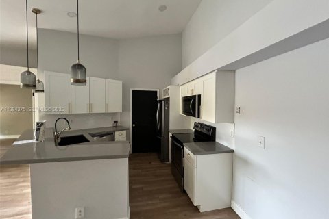 Снять в аренду квартиру в Санрайз, Флорида 2 спальни, 95.13м2, № 2045502 - фото 2