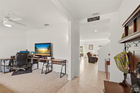 House in Sorrento, Florida 5 bedrooms, 241.64 sq.m. № 2228065 - photo 2