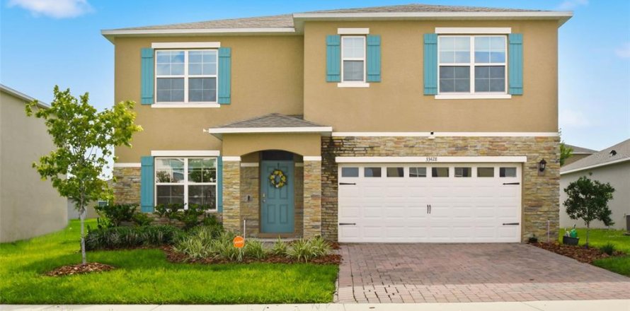 House in Sorrento, Florida 5 bedrooms, 241.64 sq.m. № 2228065