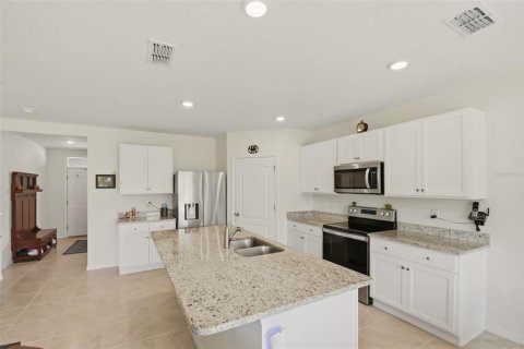 House in Sorrento, Florida 5 bedrooms, 241.64 sq.m. № 2228065 - photo 5