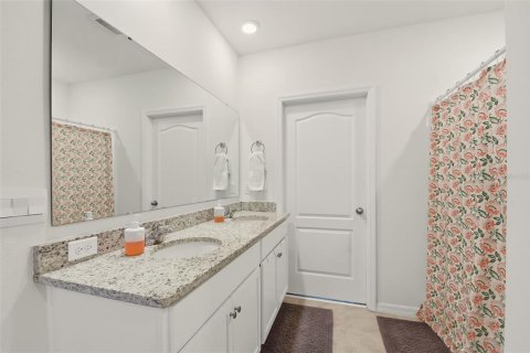 House in Sorrento, Florida 5 bedrooms, 241.64 sq.m. № 2228065 - photo 15