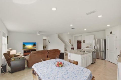 House in Sorrento, Florida 5 bedrooms, 241.64 sq.m. № 2228065 - photo 6