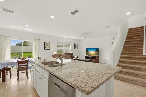 House in Sorrento, Florida 5 bedrooms, 241.64 sq.m. № 2228065 - photo 4