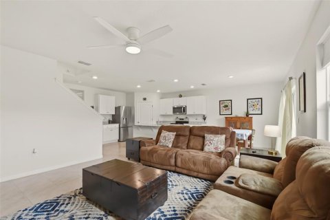 House in Sorrento, Florida 5 bedrooms, 241.64 sq.m. № 2228065 - photo 9