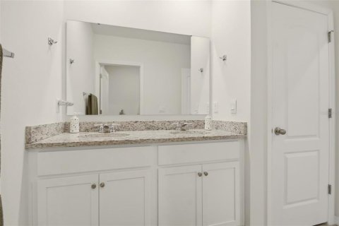 House in Sorrento, Florida 5 bedrooms, 241.64 sq.m. № 2228065 - photo 17