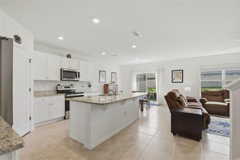House in Sorrento, Florida 5 bedrooms, 241.64 sq.m. № 2228065 - photo 3