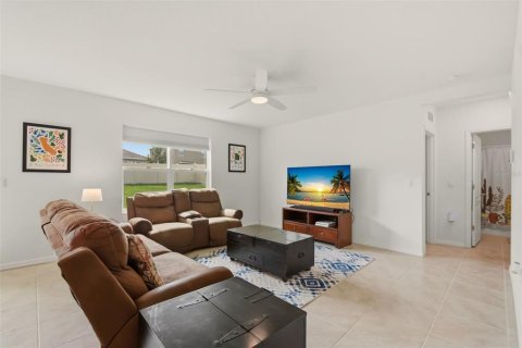 House in Sorrento, Florida 5 bedrooms, 241.64 sq.m. № 2228065 - photo 7