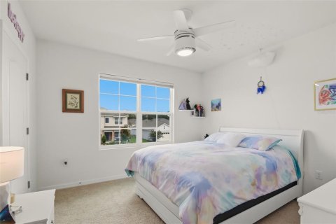 House in Sorrento, Florida 5 bedrooms, 241.64 sq.m. № 2228065 - photo 16
