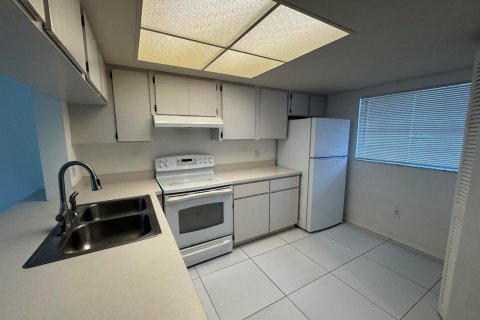 Condo in Royal Palm Beach, Florida, 2 bedrooms  № 2086839 - photo 11