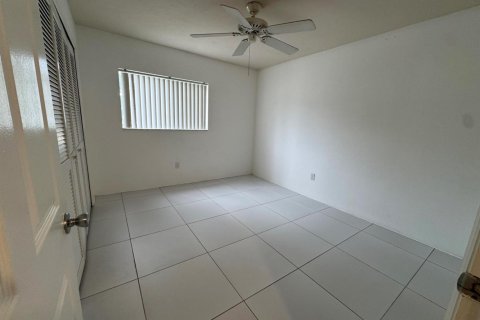 Condo in Royal Palm Beach, Florida, 2 bedrooms  № 2086839 - photo 12