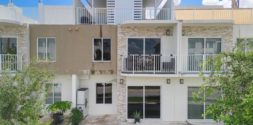 House in Homestead, Florida 4 bedrooms, 133.22 sq.m. № 1993608