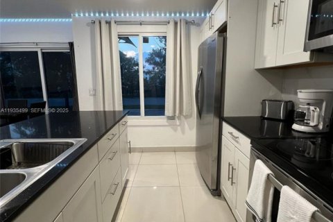 House in Homestead, Florida 4 bedrooms, 133.22 sq.m. № 1993608 - photo 9