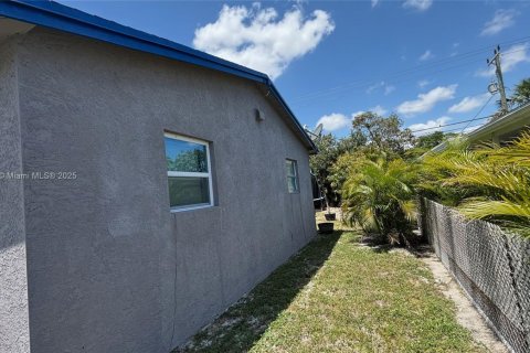 House in Pompano Beach, Florida 2 bedrooms, 74.32 sq.m. № 1971299 - photo 2