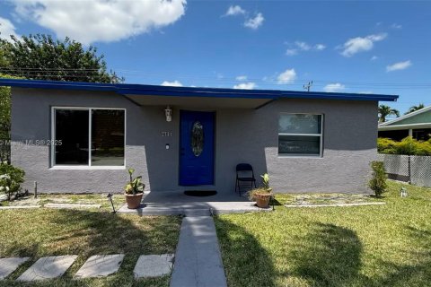 House in Pompano Beach, Florida 2 bedrooms, 74.32 sq.m. № 1971299 - photo 1