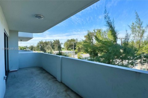 Снять в аренду кондоминиум в Майами-Бич, Флорида 2 спальни, 82.4м2, № 2056115 - фото 29