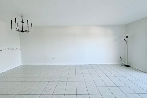 Снять в аренду кондоминиум в Майами-Бич, Флорида 2 спальни, 82.4м2, № 2056115 - фото 3