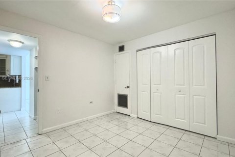 Снять в аренду кондоминиум в Майами-Бич, Флорида 2 спальни, 82.4м2, № 2056115 - фото 24