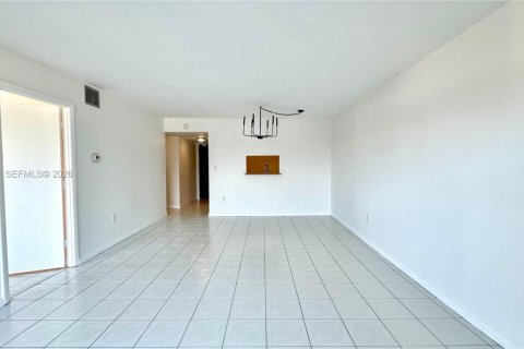 Снять в аренду кондоминиум в Майами-Бич, Флорида 2 спальни, 82.4м2, № 2056115 - фото 1