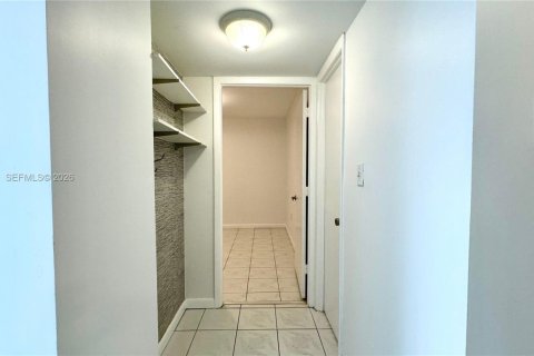 Снять в аренду кондоминиум в Майами-Бич, Флорида 2 спальни, 82.4м2, № 2056115 - фото 21