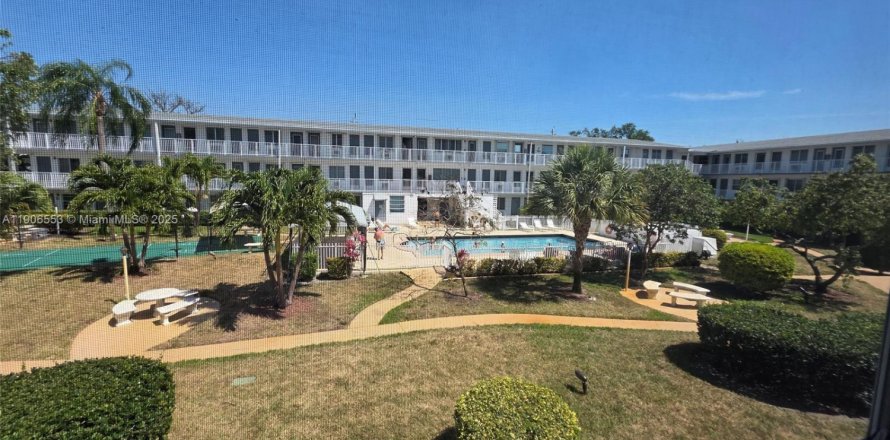 Condominio en Miami, Florida, 1 dormitorio  № 2013358