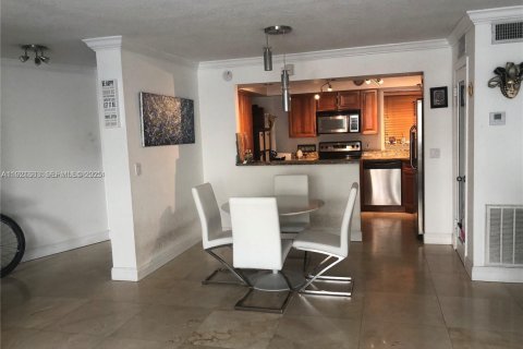 Condo in Bay Harbor Islands, Florida, 1 bedroom № 1984585 - photo 10